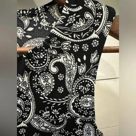 Express Black and white sleeveless blouse- small - Picture 3 of 3